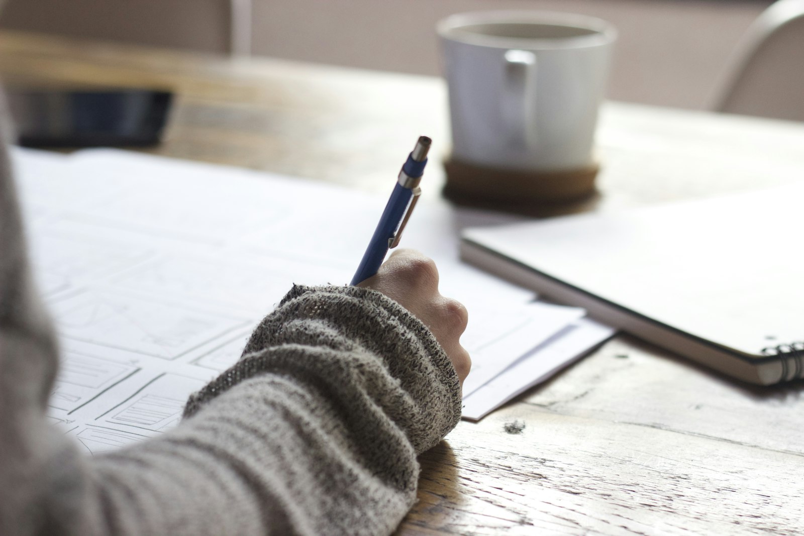 Planning an SEO copywriting outline by hand before writing