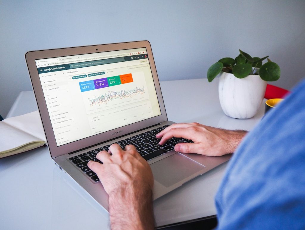 Marketer reviewing an analytics dashboard on a laptop to compare SEO vs SEM costs